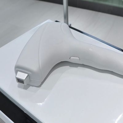 808nmダイオードレーザー脱毛機 450W-600Wの電力と永久脱毛のために1000万ショット